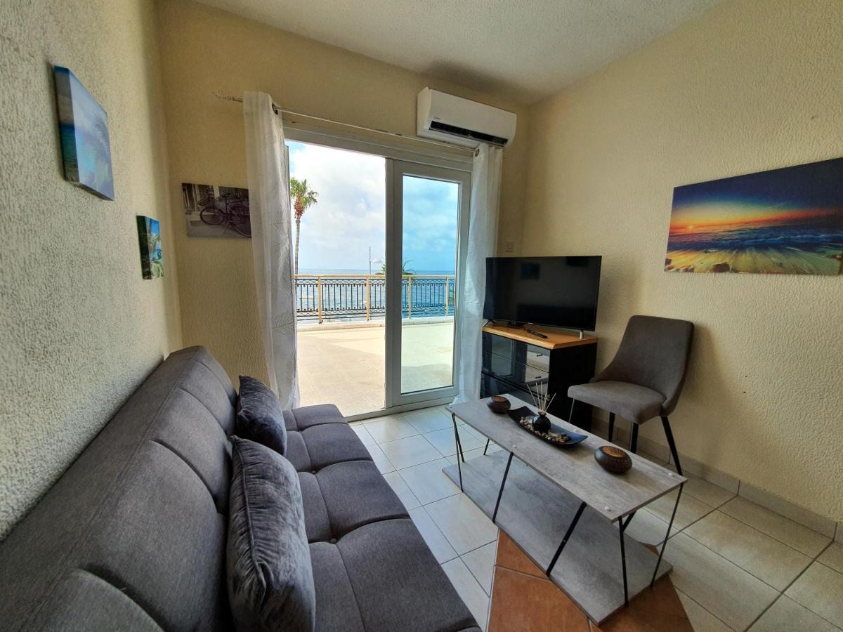 Paphos Poseidon 51 - Beachfront Two Bedroom Apartment מראה חיצוני תמונה