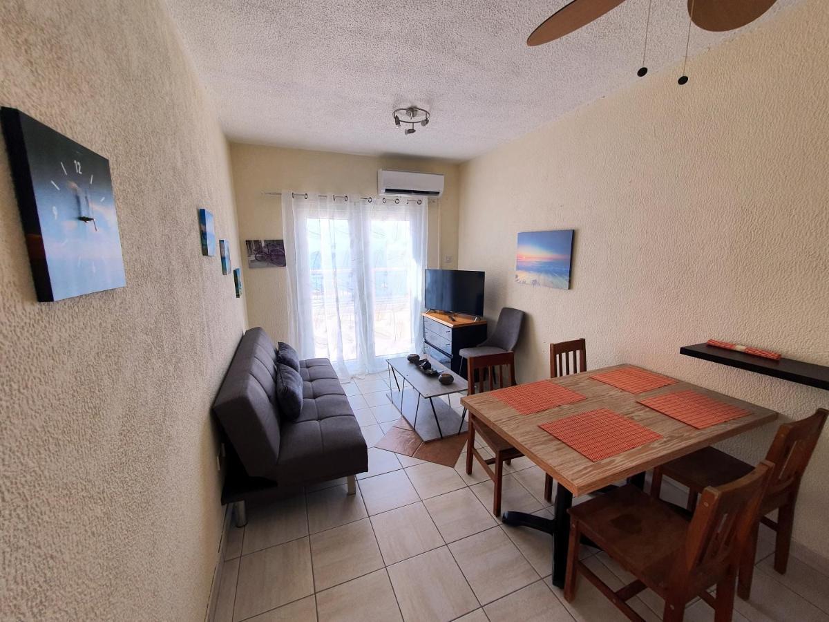 Paphos Poseidon 51 - Beachfront Two Bedroom Apartment מראה חיצוני תמונה